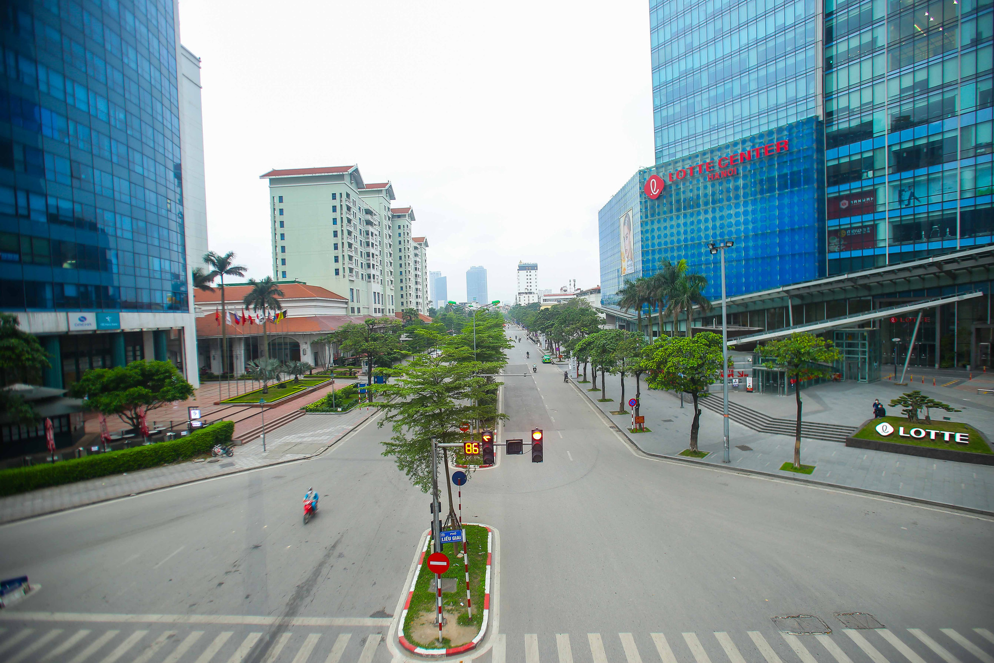 Đường xá, hàng quán vắng tanh sau yêu cầu hạn chế tụ tập nơi đông người của Thủ tướng - Ảnh 14.