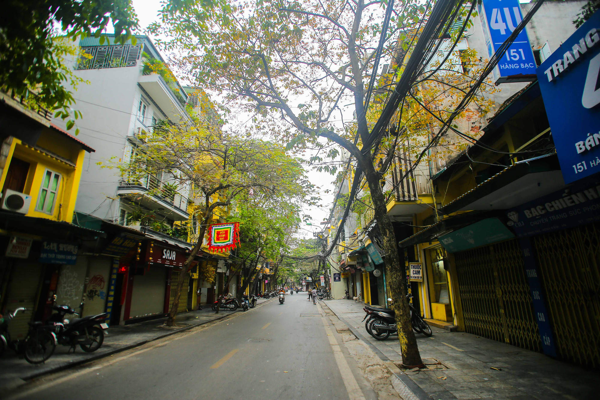 Đường xá, hàng quán vắng tanh sau yêu cầu hạn chế tụ tập nơi đông người của Thủ tướng - Ảnh 15.