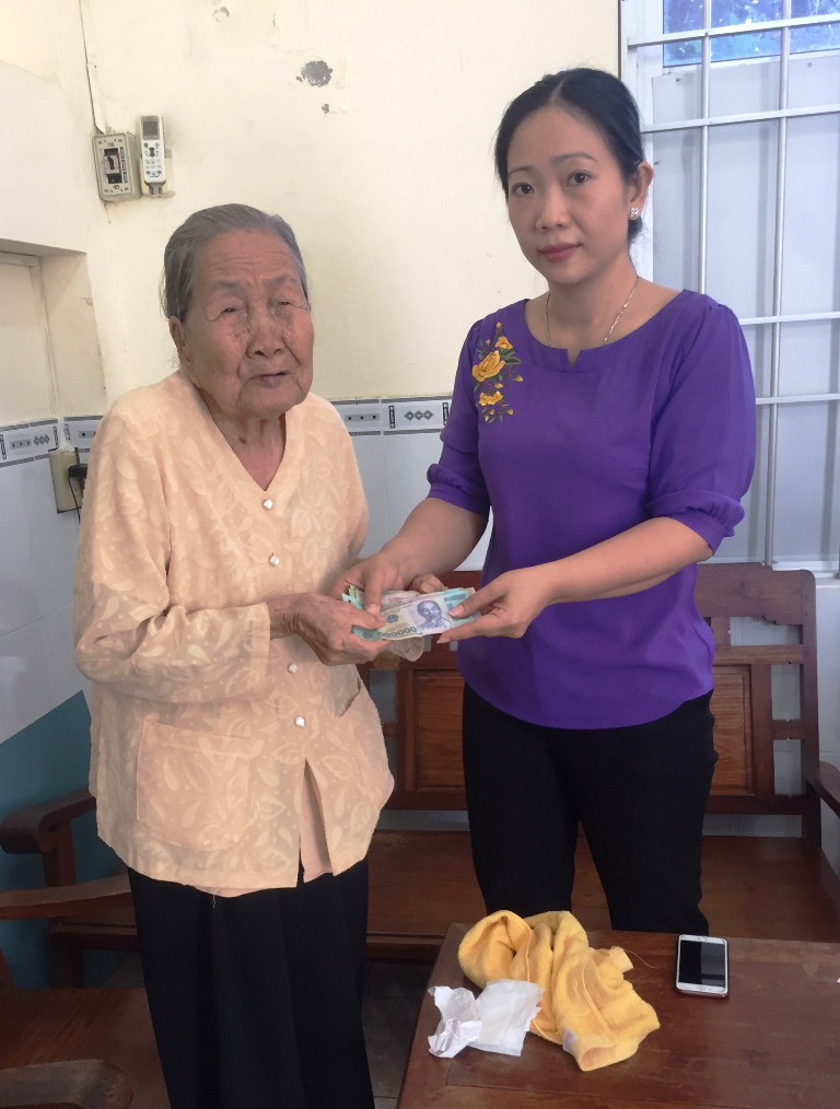 Covid-19: Cụ b&agrave; 93 tuổi l&agrave;m việc lan tỏa, chủ quầy thuốc l&agrave;m chuyện thất đức - Ảnh 3.