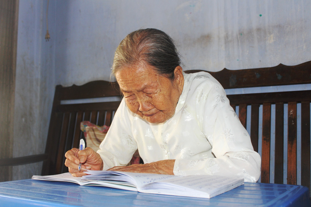Covid-19: Cụ b&agrave; 93 tuổi l&agrave;m việc lan tỏa, chủ quầy thuốc l&agrave;m chuyện thất đức - Ảnh 2.