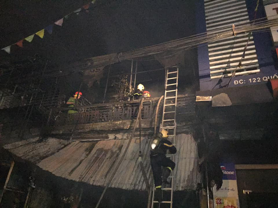 Ch&aacute;y cửa h&agrave;ng thiết bị &ocirc;t&ocirc;, chủ cửa h&agrave;ng v&agrave; ch&aacute;u mắc kẹt tử vong - Ảnh 3.