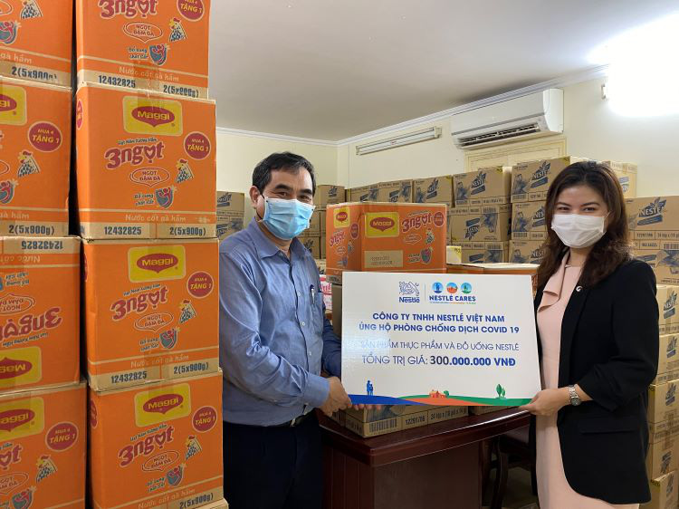 Nhiều doanh nghiệp tặng thực phẩm, thuốc xịt họng, x&agrave; ph&ograve;ng... để chống dịch - Ảnh 2.