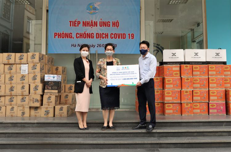 Nhiều doanh nghiệp tặng thực phẩm, thuốc xịt họng, xà phòng... để chống dịch