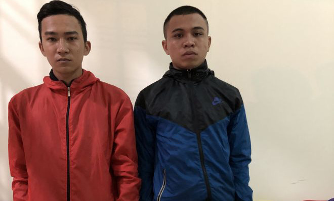 CSGT bắt 2 đối tượng mang theo súng để “phòng thân”