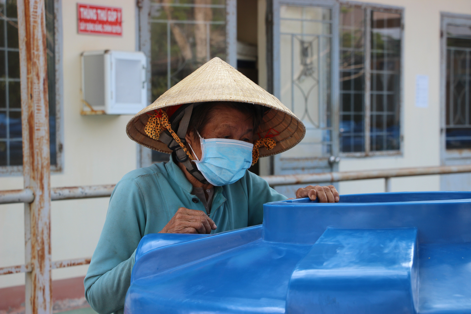 CLIP: Phu nh&acirc;n Nguy&ecirc;n Chủ tịch nước Trương Tấn Sang mang niềm vui đến 8 tỉnh v&ugrave;ng hạn, mặn - Ảnh 9.