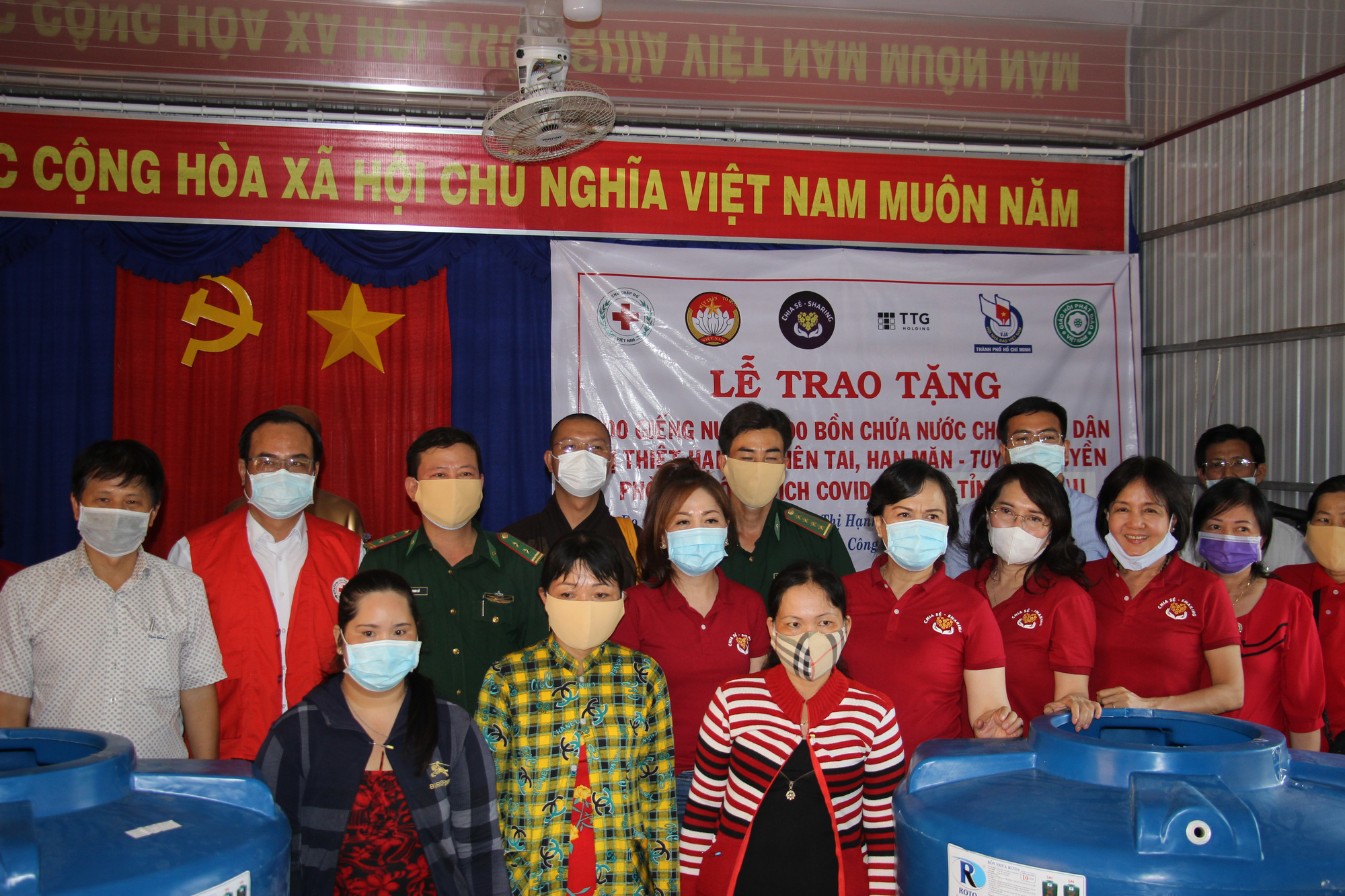 CLIP: Phu nh&acirc;n Nguy&ecirc;n Chủ tịch nước Trương Tấn Sang mang niềm vui đến 8 tỉnh v&ugrave;ng hạn, mặn - Ảnh 7.