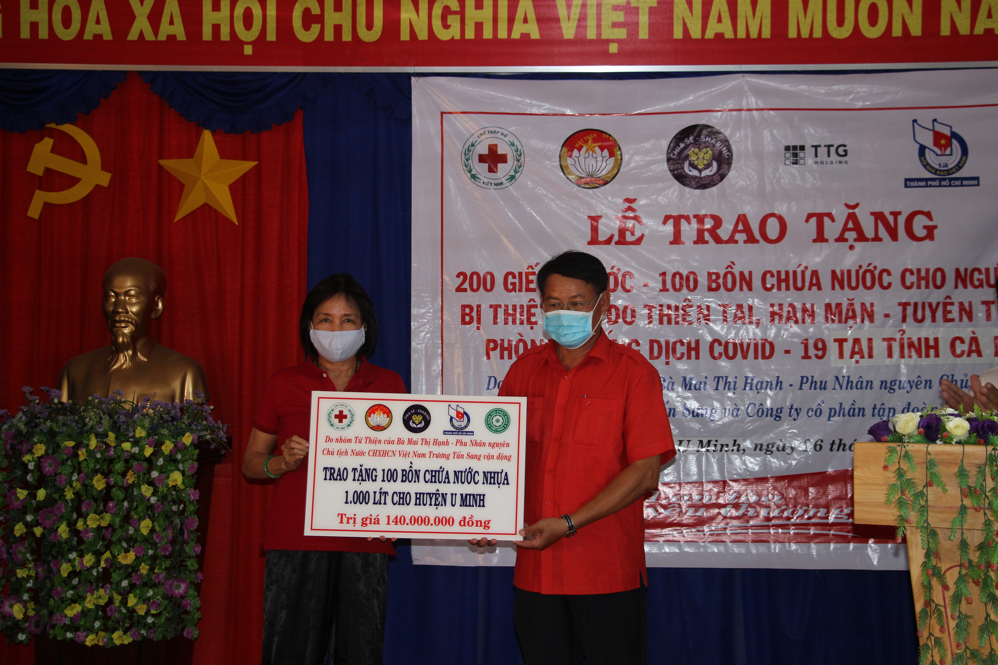 CLIP: Phu nh&acirc;n Nguy&ecirc;n Chủ tịch nước Trương Tấn Sang mang niềm vui đến 8 tỉnh v&ugrave;ng hạn, mặn - Ảnh 8.
