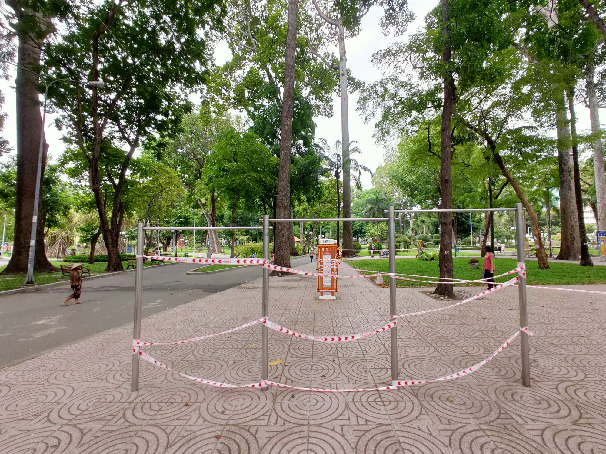 TP HCM: H&agrave;ng qu&aacute;n đồng loạt đ&oacute;ng cửa, người d&acirc;n ngồi c&aacute;ch nhau 2m - Ảnh 10.