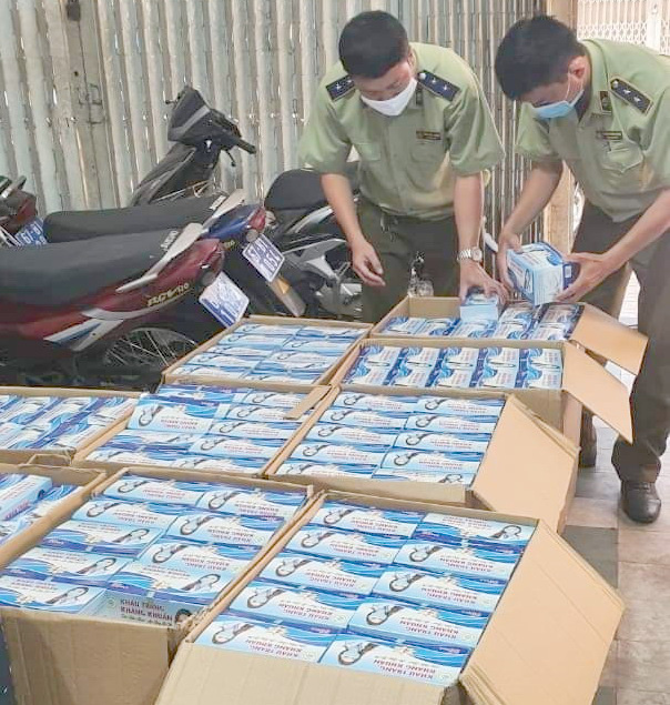 Truy t&igrave;m chủ l&ocirc; khẩu trang đ&aacute;nh tr&aacute;o ng&agrave;y sản xuất bỏ ngo&agrave;i đường - Ảnh 1.