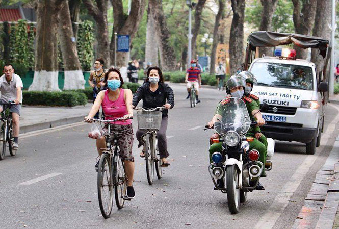 Công an mời 4 người đi tập thể dục không đeo khẩu trang về trụ sở làm việc