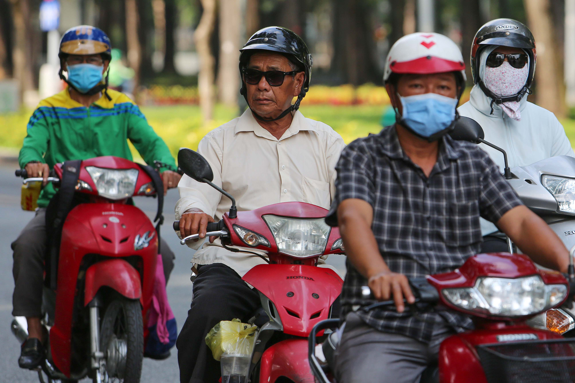 Đeo khẩu trang nơi công cộng tại TP HCM: người có, người không