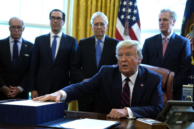 Covid-19: Số ca nhiễm ở Mỹ vượt 100.000, TT Trump k&yacute; g&oacute;i cứu trợ 2.200 tỉ USD - Ảnh 3.