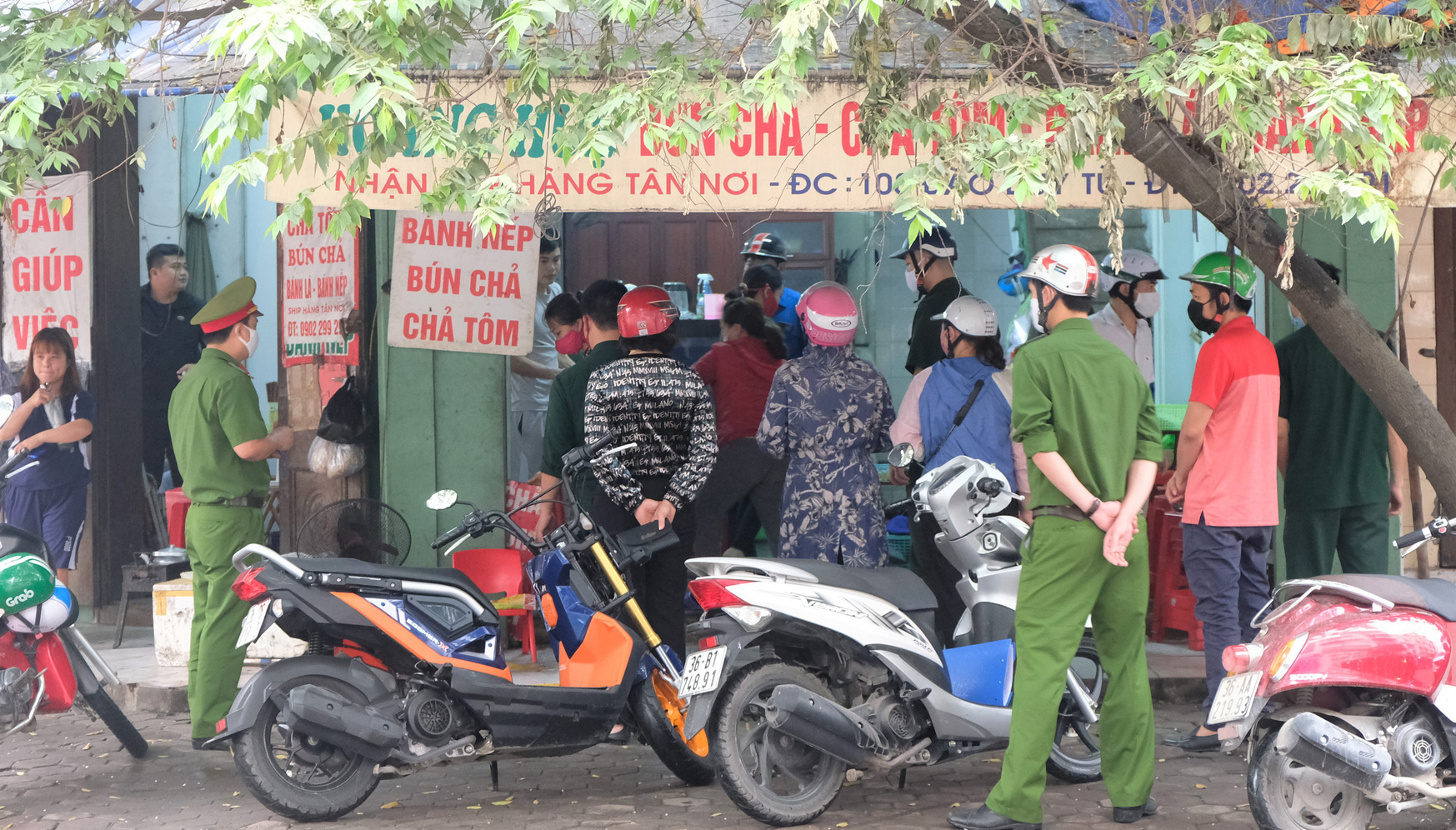 Vẫn còn hàng quán "lơ" chỉ đạo, mở bán trong dịch Covid-19 sáng nay 28-3