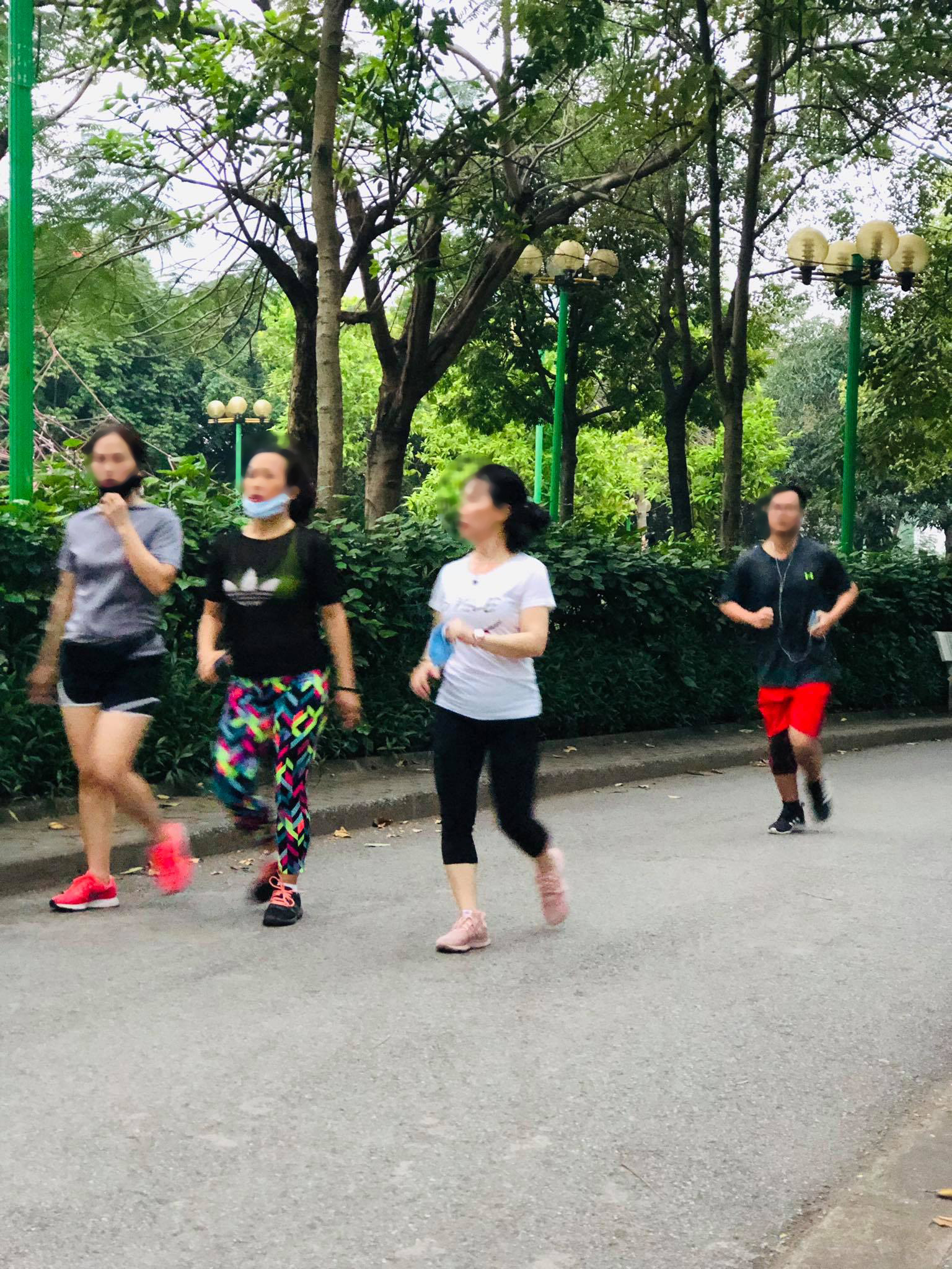Nhiều người tập thể dục H&agrave; Nội vẫn kh&ocirc;ng đeo khẩu trang nơi c&ocirc;ng cộng - Ảnh 3.