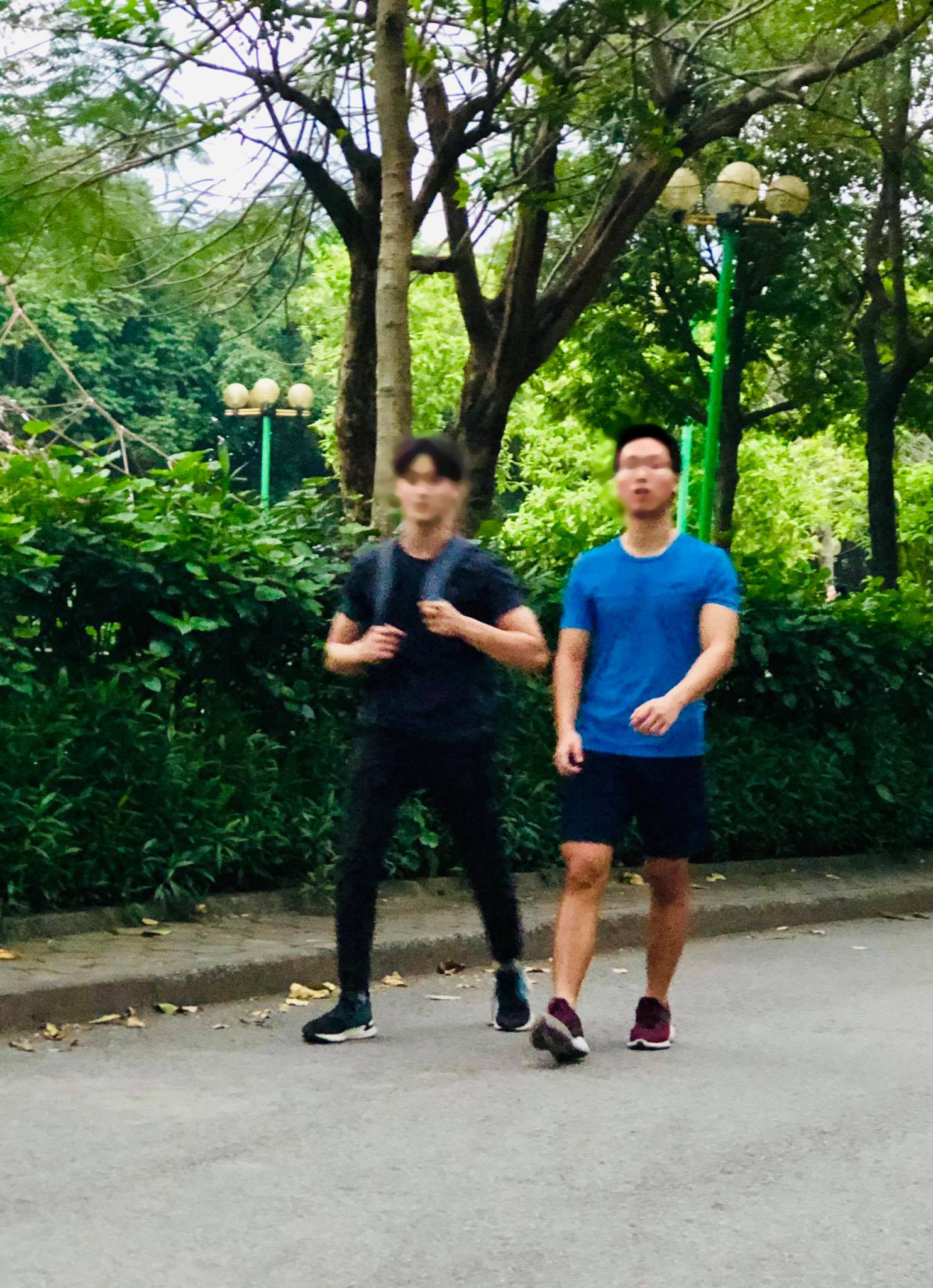 Nhiều người tập thể dục H&agrave; Nội vẫn kh&ocirc;ng đeo khẩu trang nơi c&ocirc;ng cộng - Ảnh 6.
