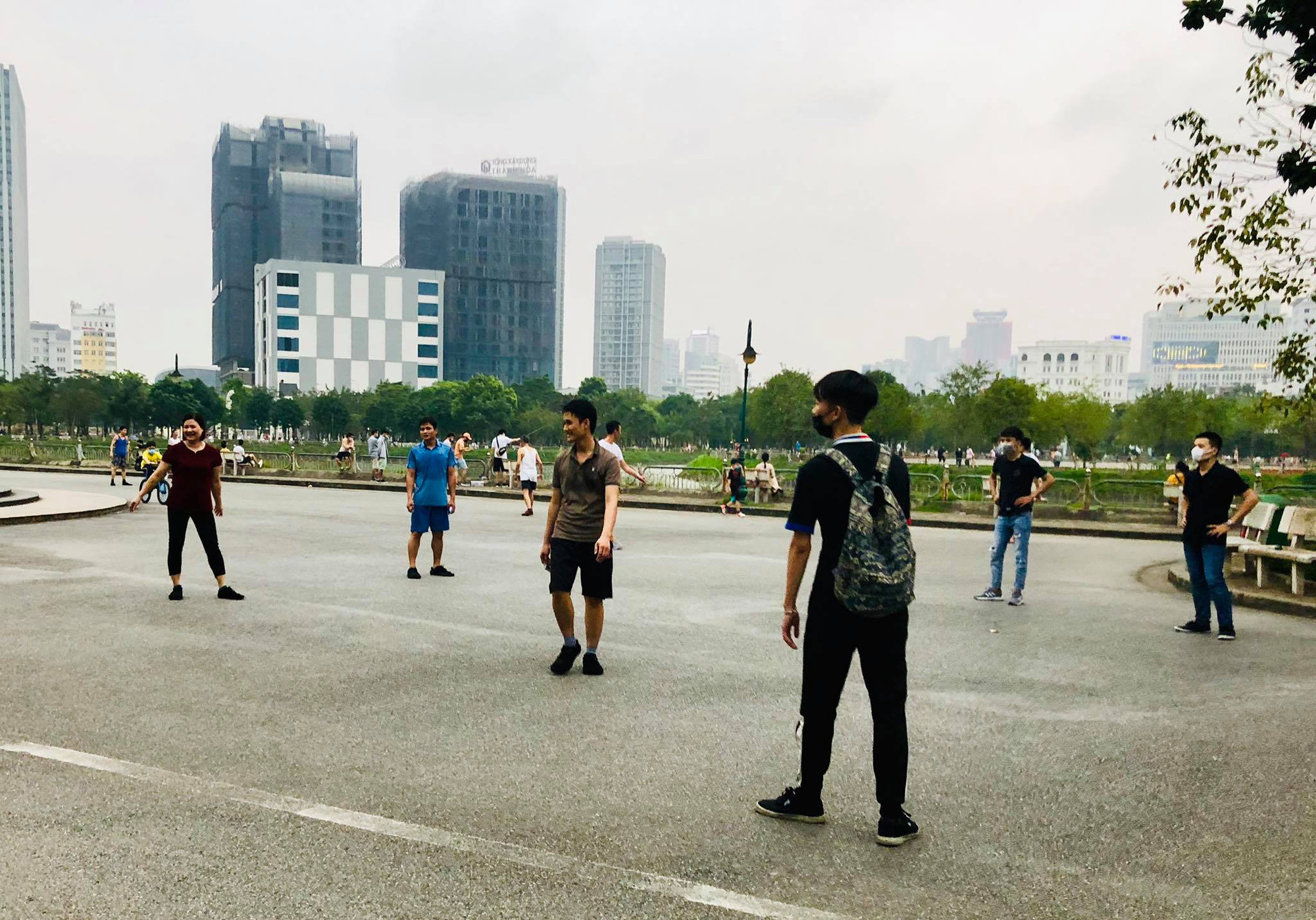 Nhiều người tập thể dục H&agrave; Nội vẫn kh&ocirc;ng đeo khẩu trang nơi c&ocirc;ng cộng - Ảnh 9.