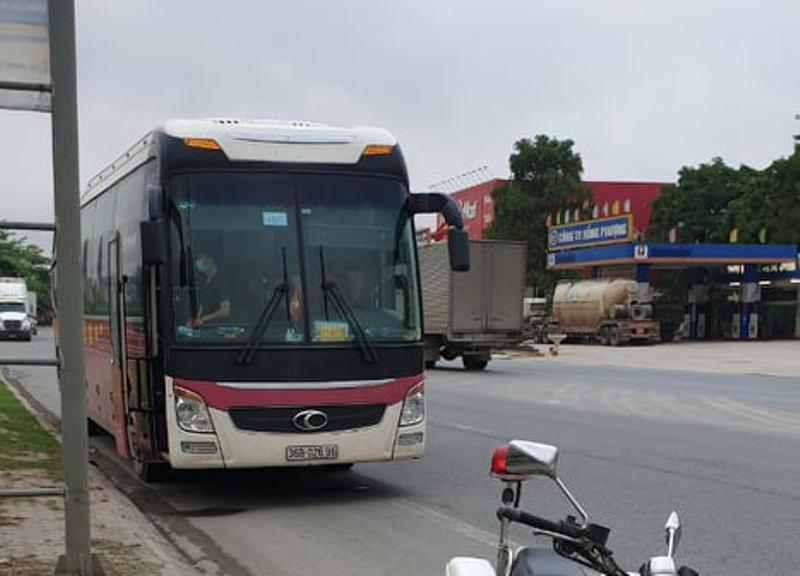 Dừng xe chở cô gái có bạn tiếp xúc gần ca Covid-19, đưa 29 người đi cách ly