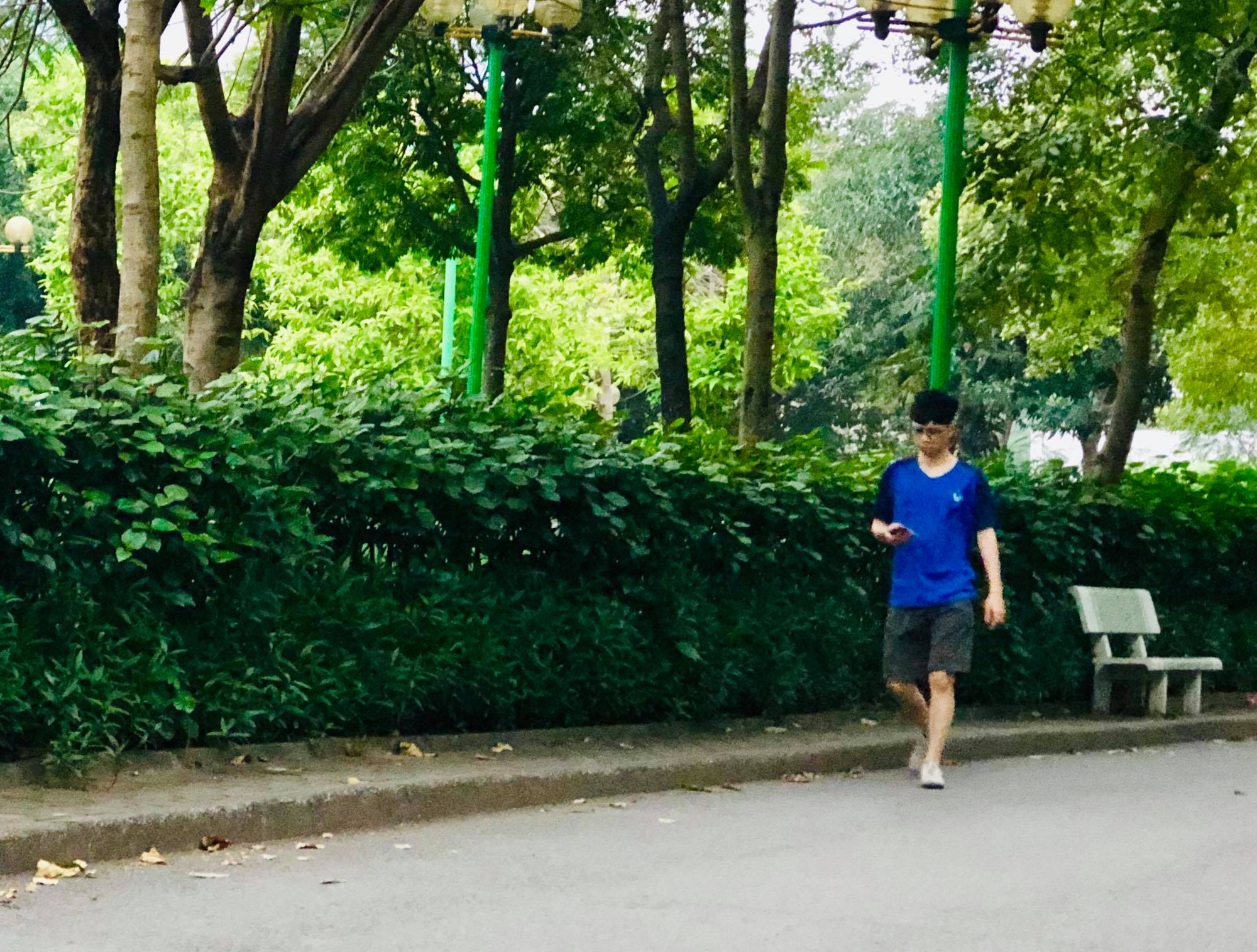 Nhiều người tập thể dục H&agrave; Nội vẫn kh&ocirc;ng đeo khẩu trang nơi c&ocirc;ng cộng - Ảnh 8.