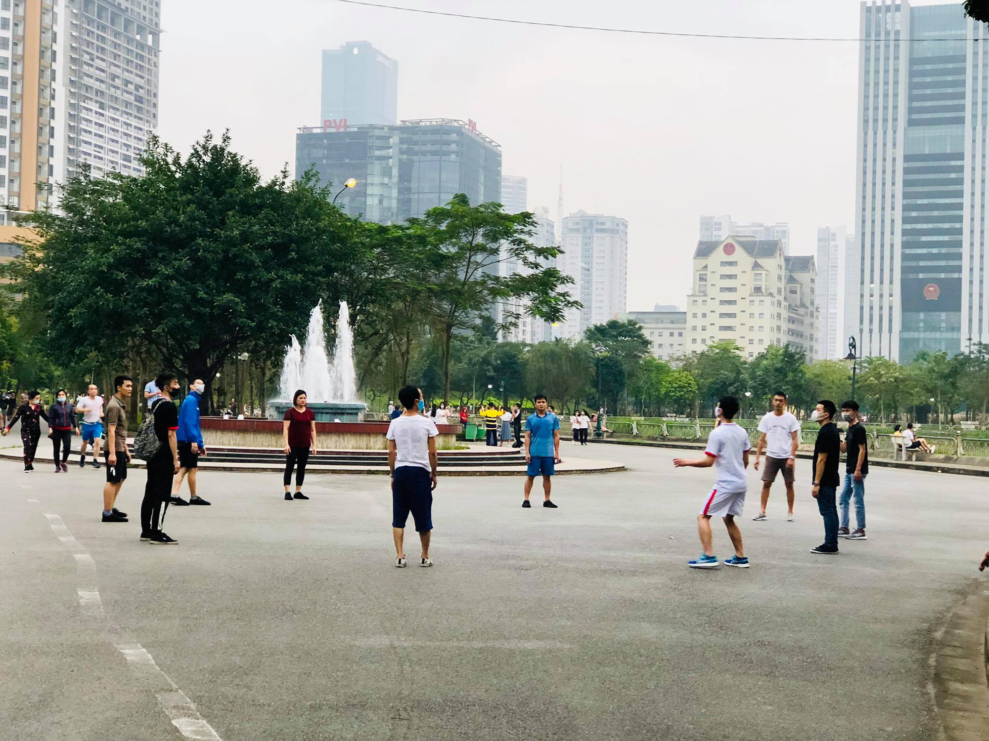 Nhiều người tập thể dục H&agrave; Nội vẫn kh&ocirc;ng đeo khẩu trang nơi c&ocirc;ng cộng - Ảnh 2.