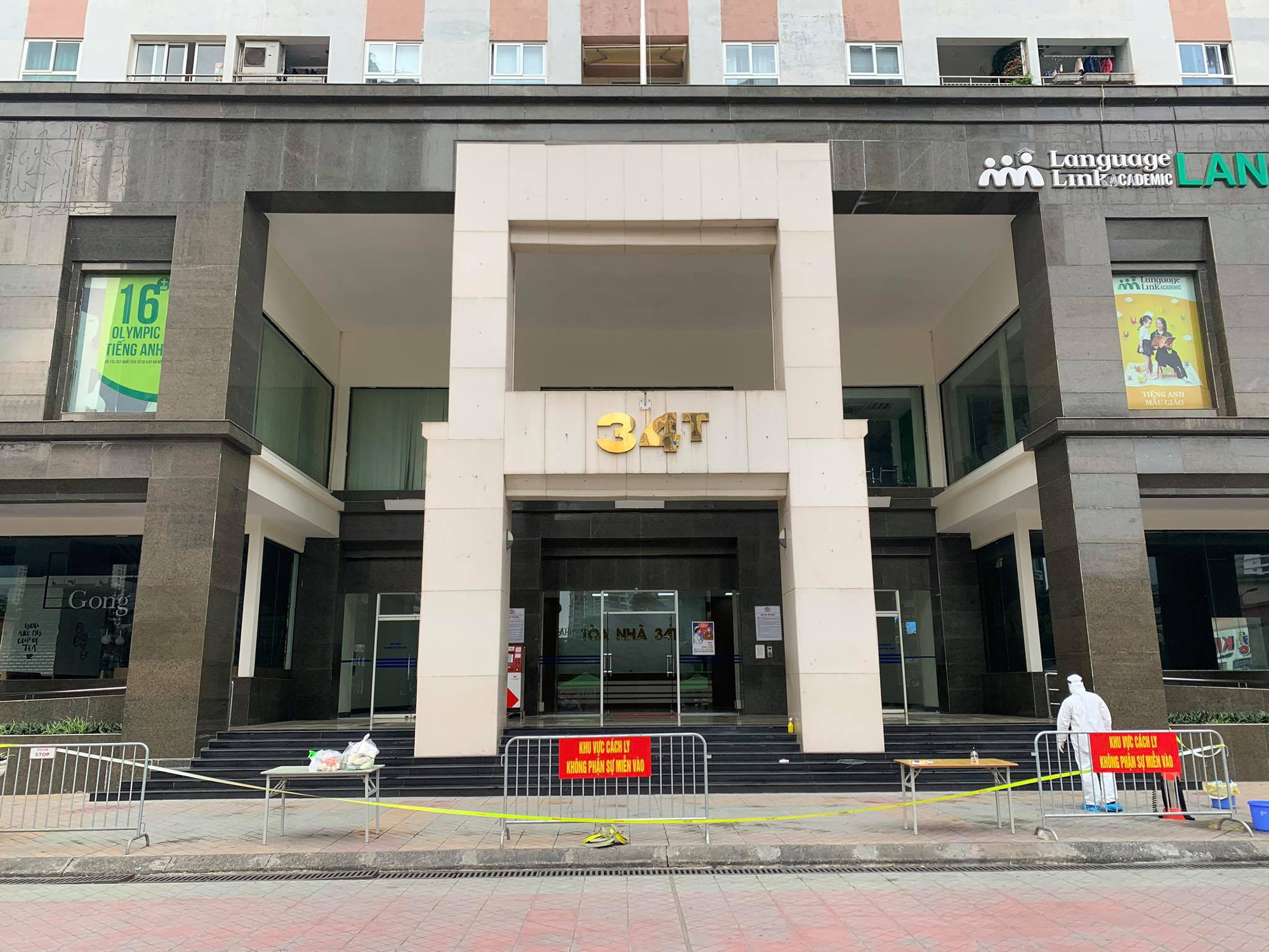 CLIP: Phong tỏa, khử trùng tòa chung cư 34 tầng hơn 800 dân do có ca nhiễm SARS-CoV-2 - Ảnh 7.