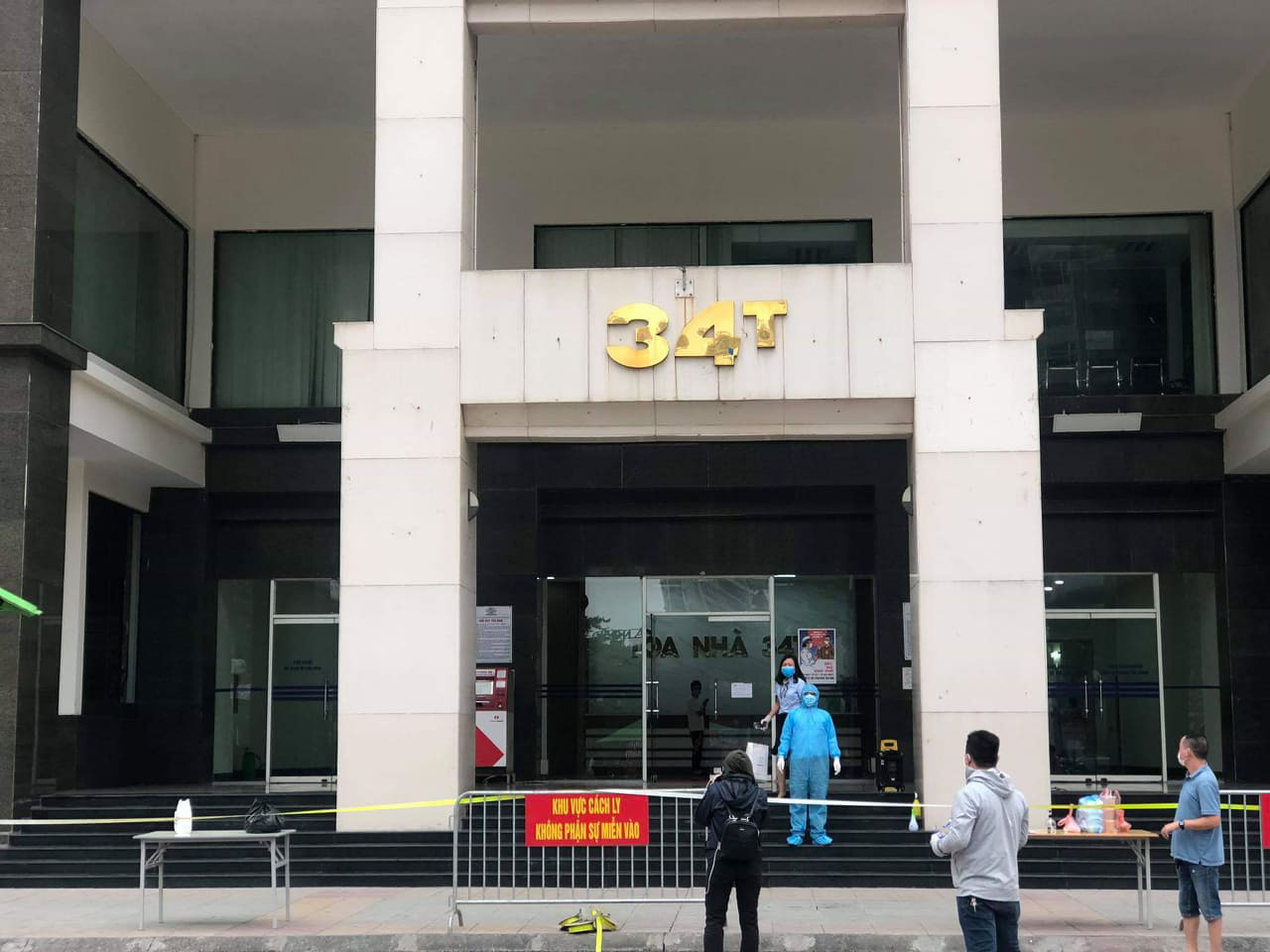 CLIP: Phong tỏa, khử trùng tòa chung cư 34 tầng hơn 800 dân do có ca nhiễm SARS-CoV-2 - Ảnh 8.