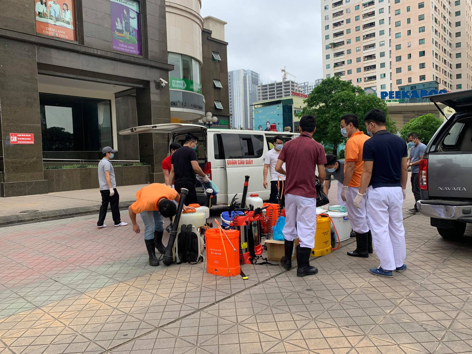 CLIP: Phong tỏa, khử trùng tòa chung cư 34 tầng hơn 800 dân do có ca nhiễm SARS-CoV-2 - Ảnh 9.