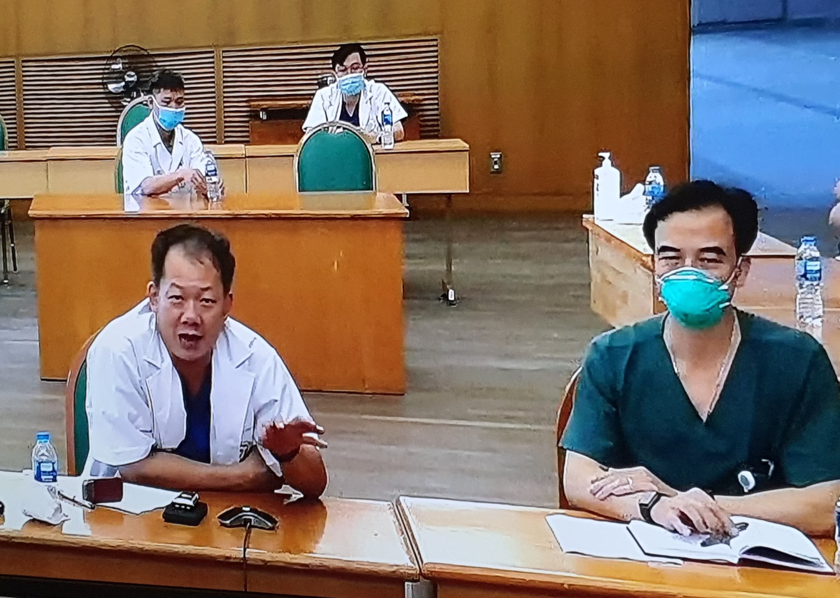 Nhân viên y tế không được ra khỏi nhà ảnh hưởng tới việc điều trị 800 bệnh nhân nặng tại BV Bạch Mai