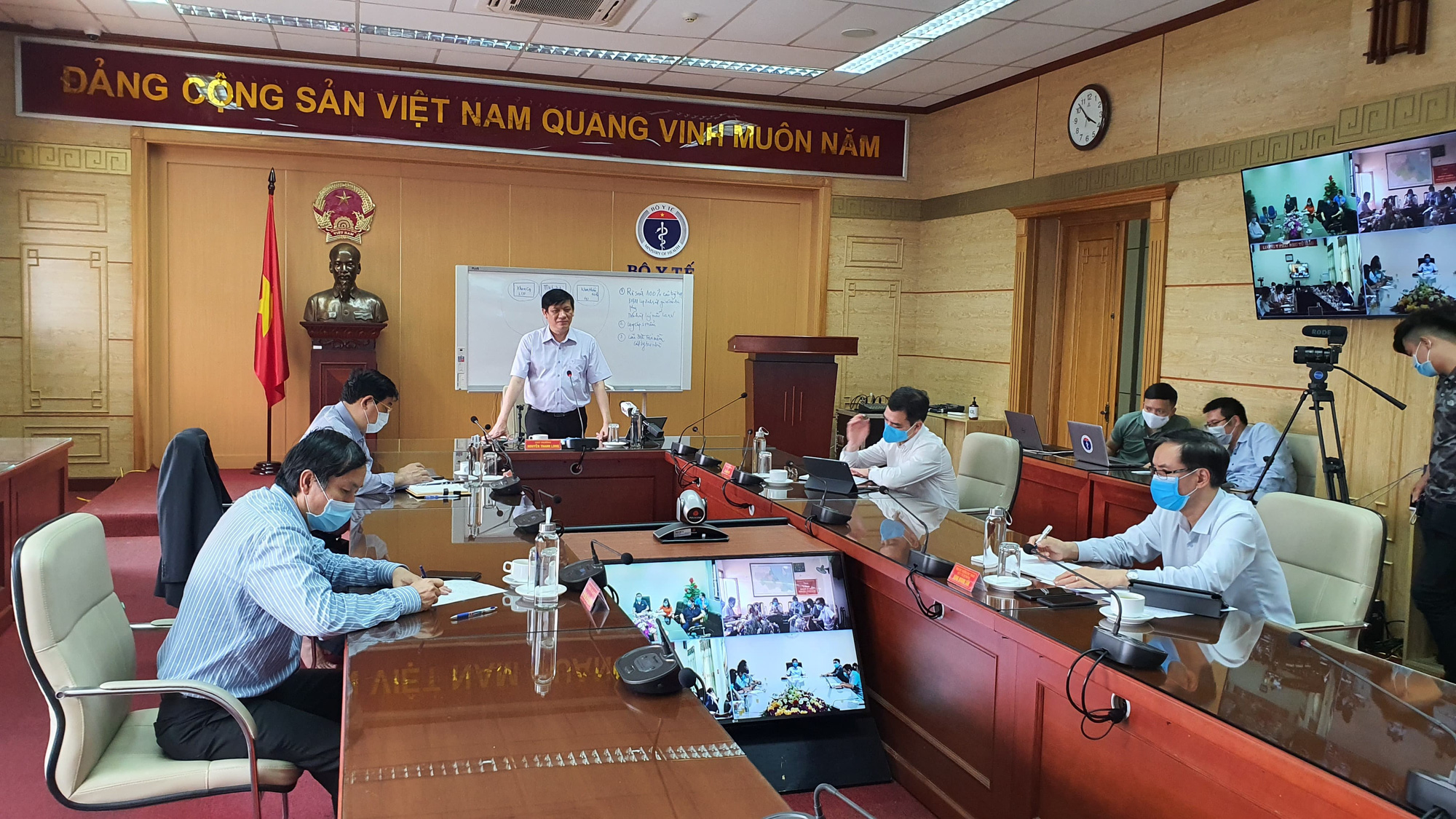 B&aacute;c sĩ BV Bạch Mai đ&atilde; &acirc;m t&iacute;nh với Covid-19 nhưng địa phương vẫn y&ecirc;u cầu c&aacute;ch ly tại nh&agrave; - Ảnh 1.