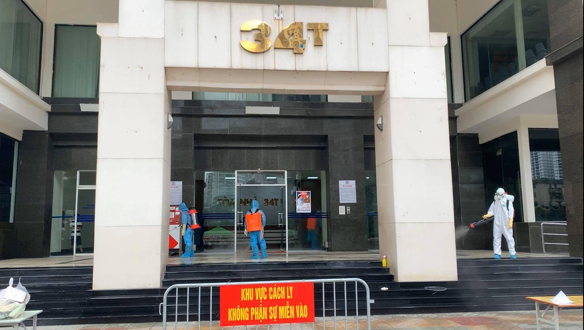 CLIP: Phong tỏa, khử trùng tòa chung cư 34 tầng hơn 800 dân do có ca nhiễm SARS-CoV-2 - Ảnh 13.