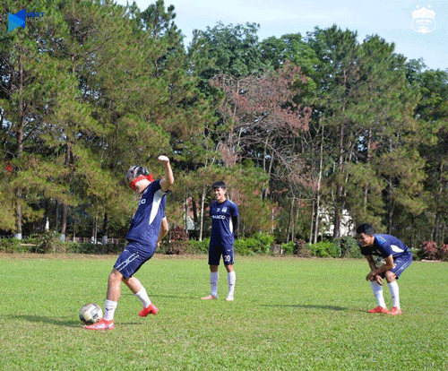 Xoay xở tập luyện chờ V-League - Ảnh 1.
