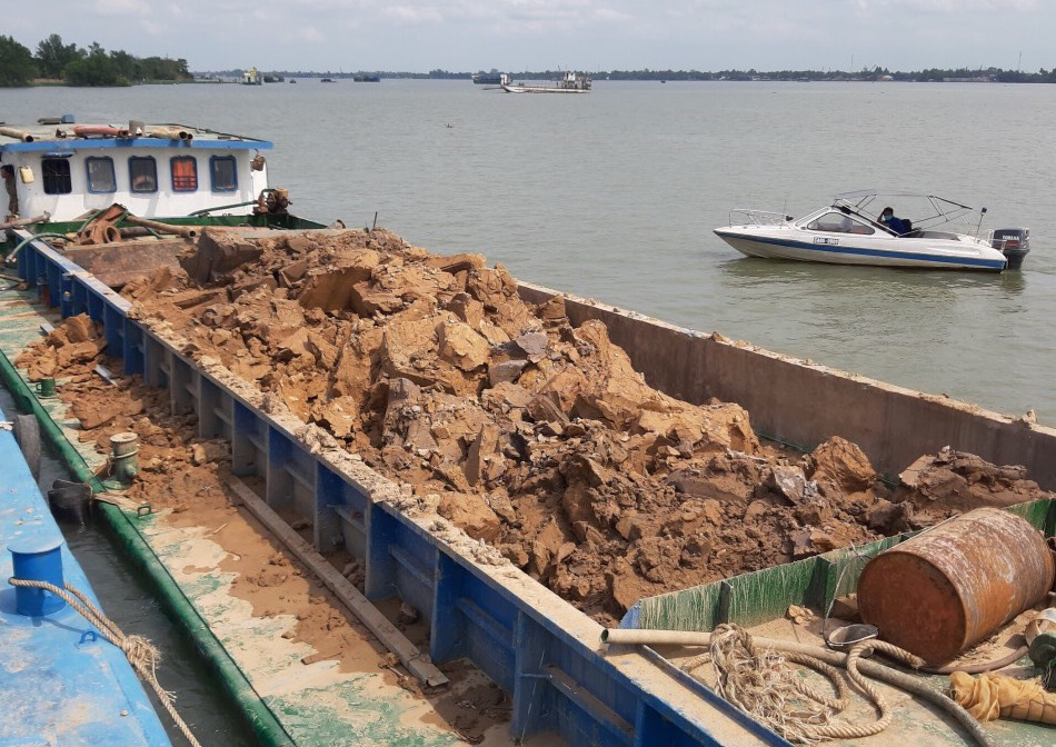 Bắt giữ 7 sà lan của 2 công ty khai thác trái phép đất sét trên sông Hậu