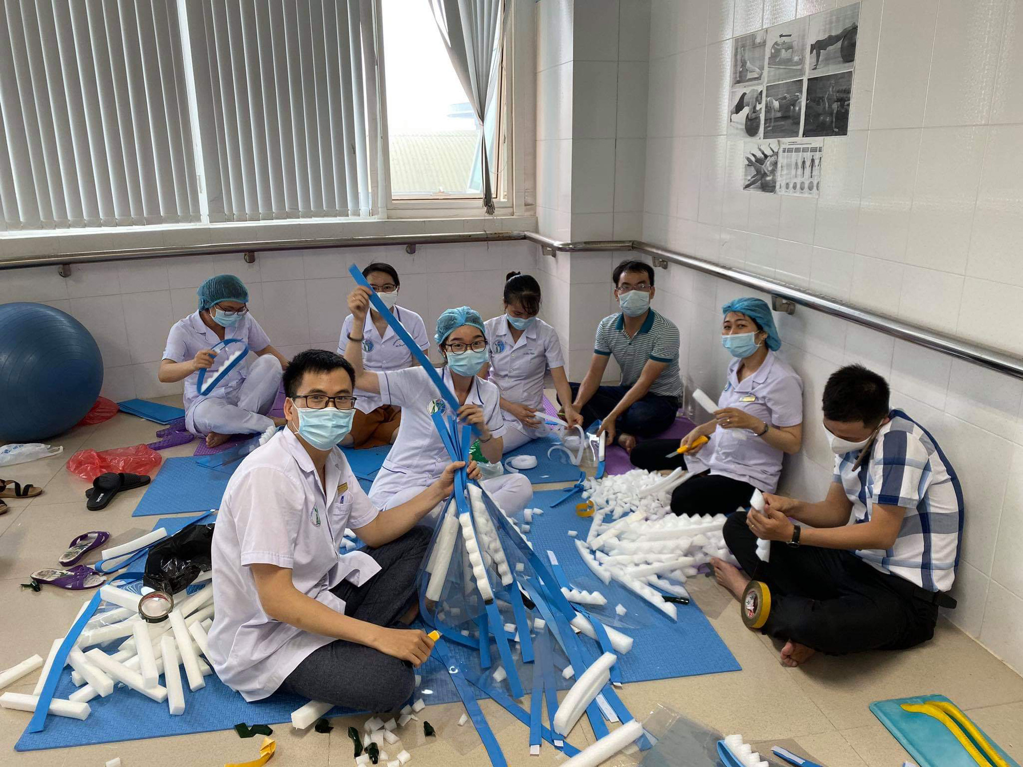 Tự làm mũ bảo hộ phòng dịch Covid-19, chi phí chưa đến 5.000 đồng