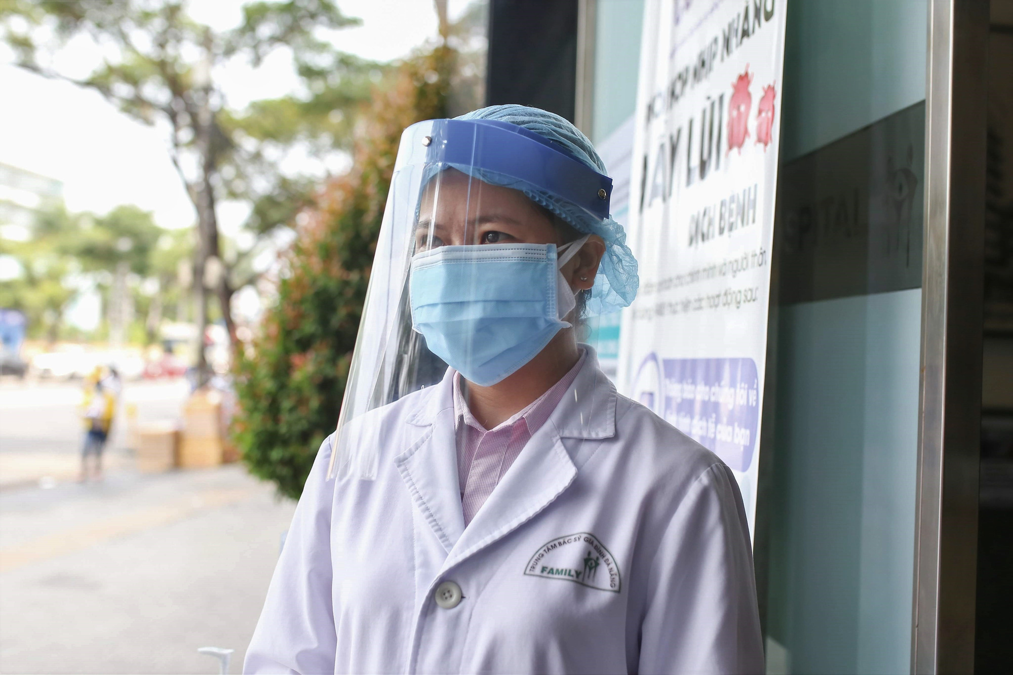 Tự l&agrave;m mũ bảo hộ ph&ograve;ng dịch Covid-19, chi ph&iacute; chưa đến 5.000 đồng - Ảnh 2.