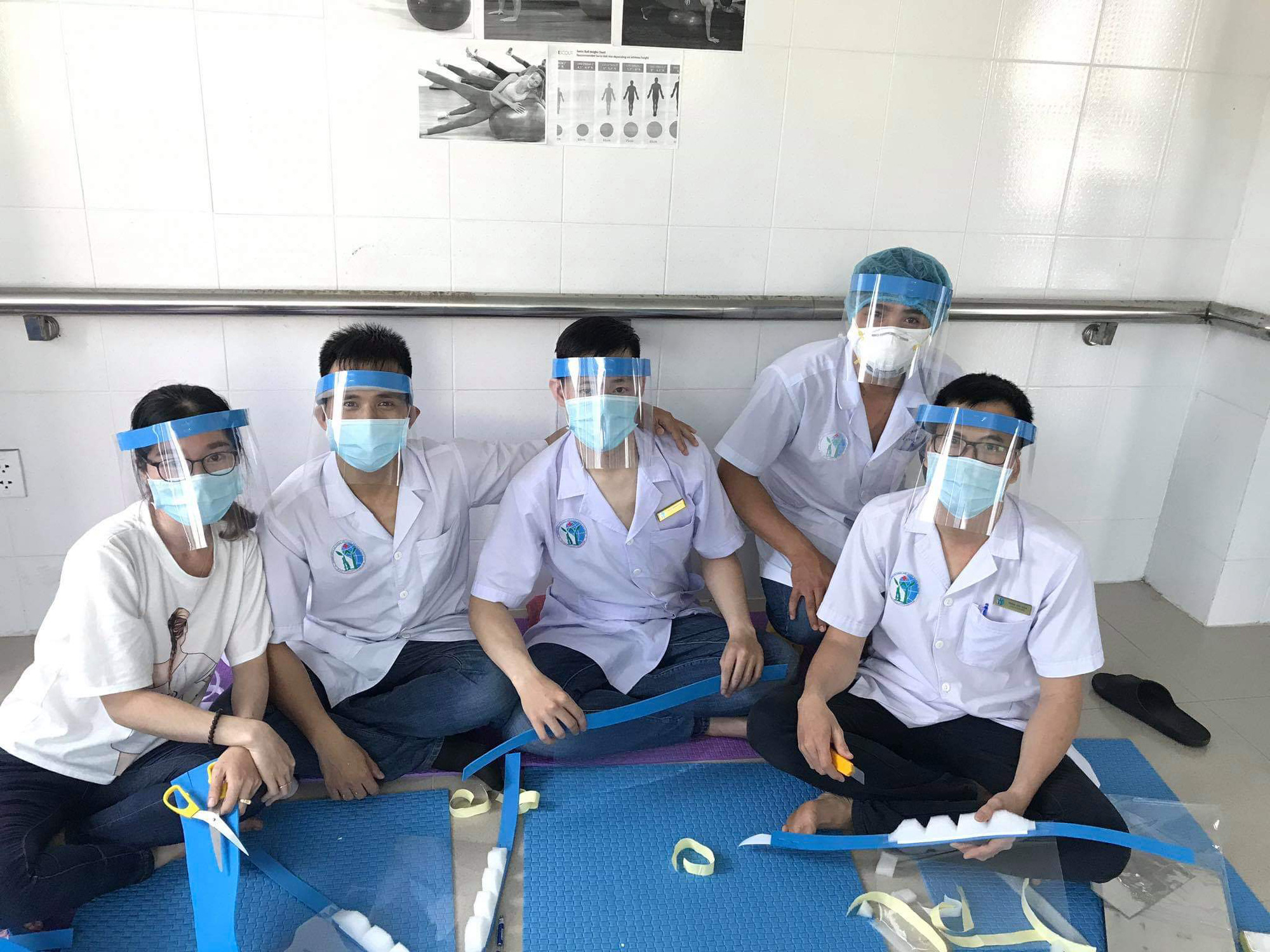 Tự l&agrave;m mũ bảo hộ ph&ograve;ng dịch Covid-19, chi ph&iacute; chưa đến 5.000 đồng - Ảnh 3.