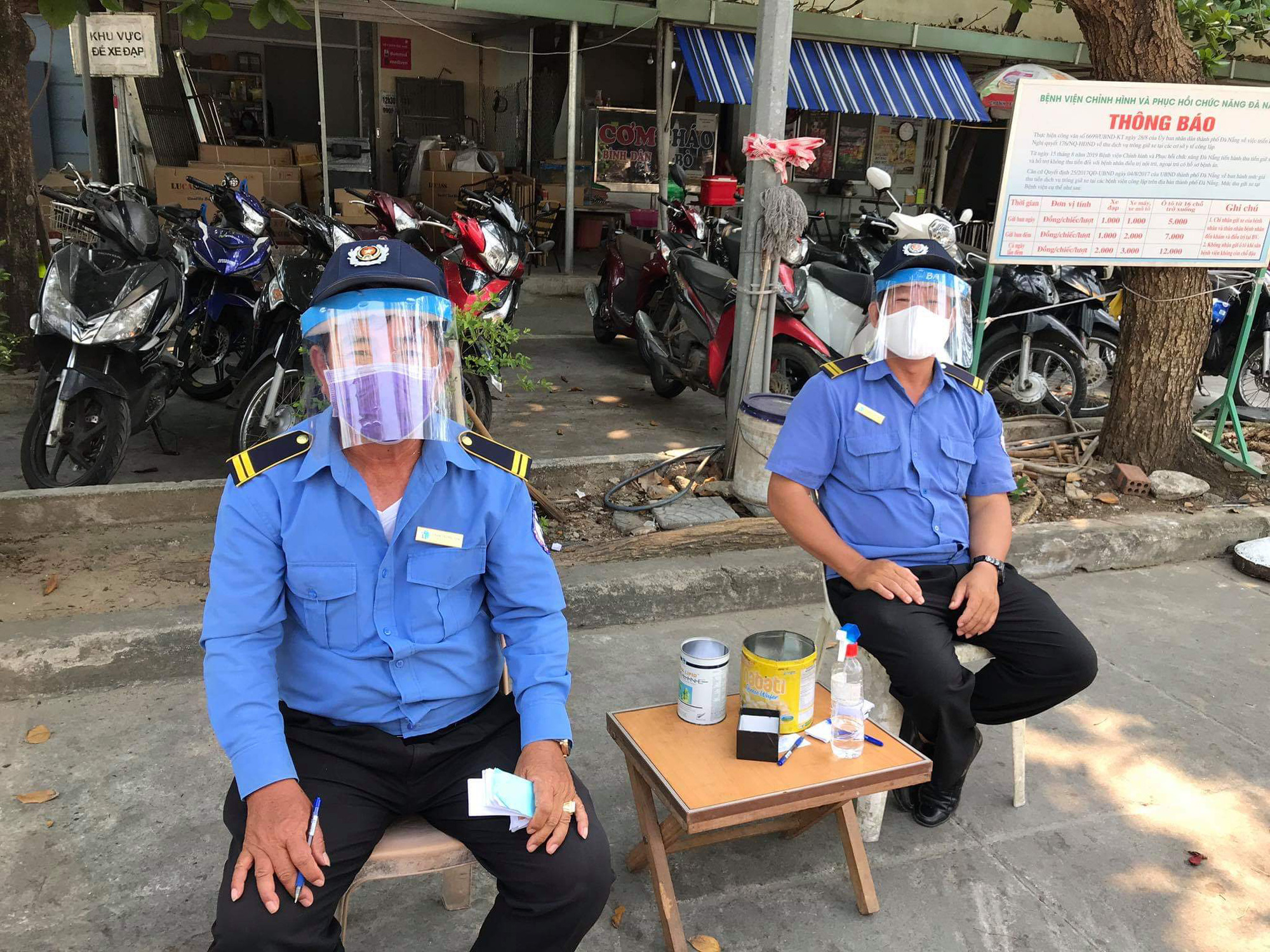 Tự l&agrave;m mũ bảo hộ ph&ograve;ng dịch Covid-19, chi ph&iacute; chưa đến 5.000 đồng - Ảnh 6.
