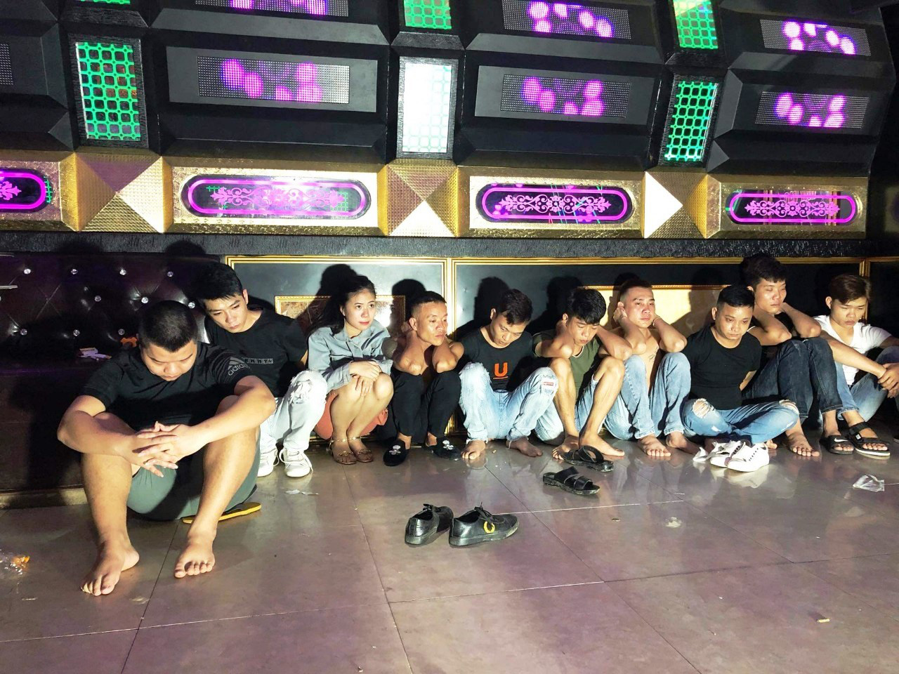 10 thanh niên nam, nữ tổ chức "đại tiệc" sinh nhật bằng ma túy trong quán karaoke