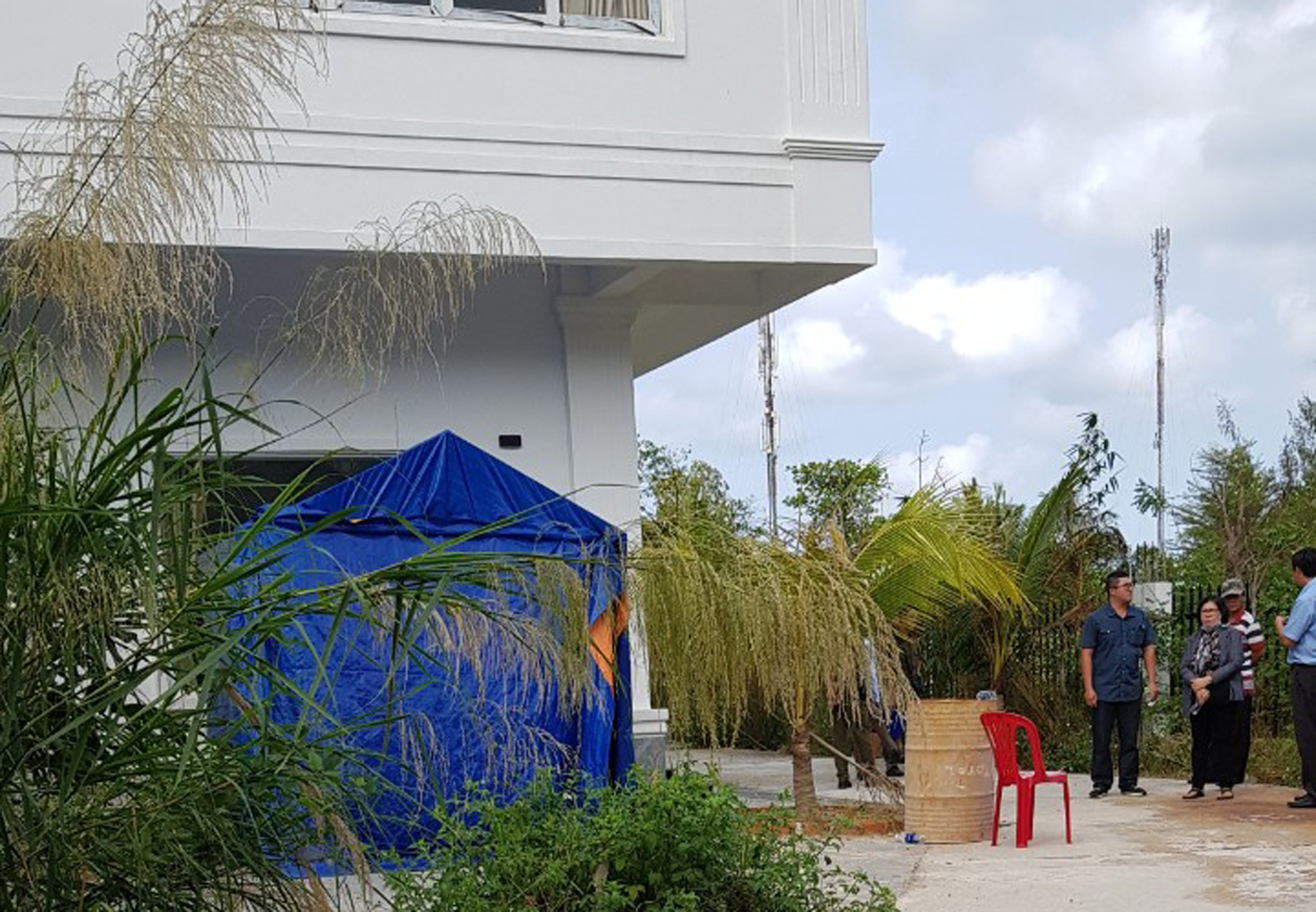 Chưa giao được tài sản vụ xịt nước sơn lên cổng rào nhà nghỉ ở Phú Quốc - Ảnh 2.