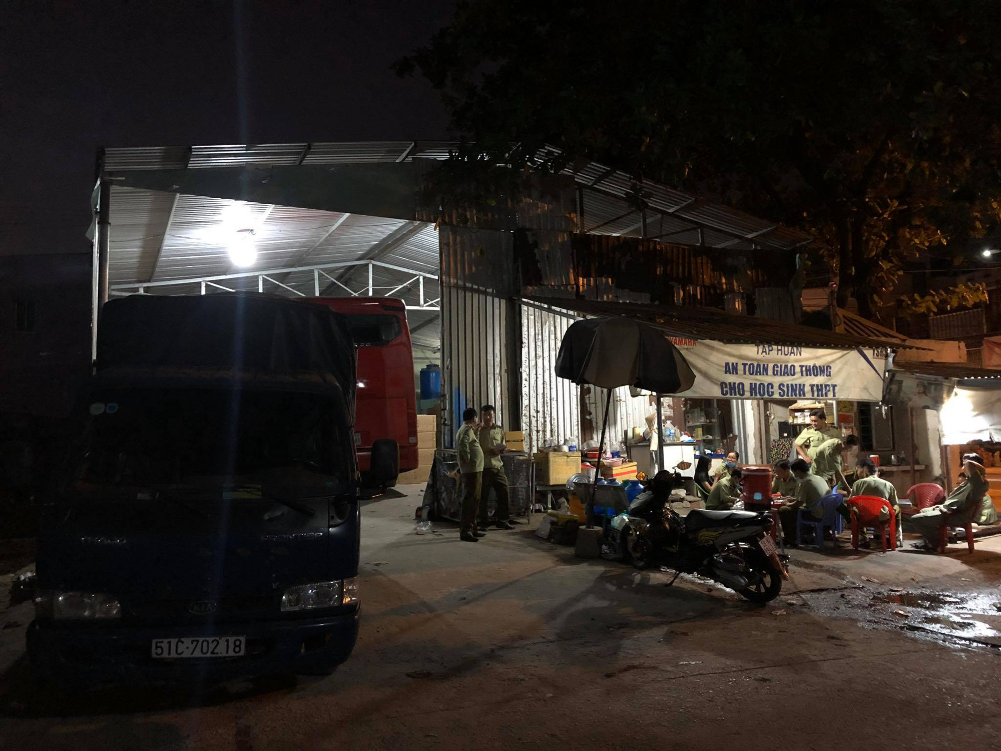 Quản l&yacute; thị trường TP HCM đ&aacute;nh &uacute;p đầu nậu chuẩn bị đưa 1 triệu khẩu trang ra nước ngo&agrave;i - Ảnh 5.