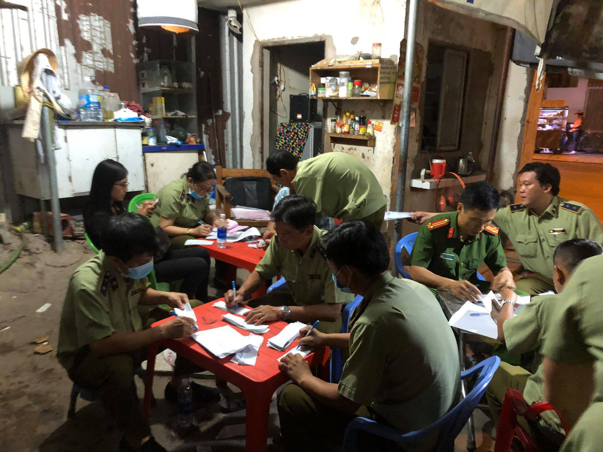 Quản l&yacute; thị trường TP HCM đ&aacute;nh &uacute;p đầu nậu chuẩn bị đưa 1 triệu khẩu trang ra nước ngo&agrave;i - Ảnh 1.