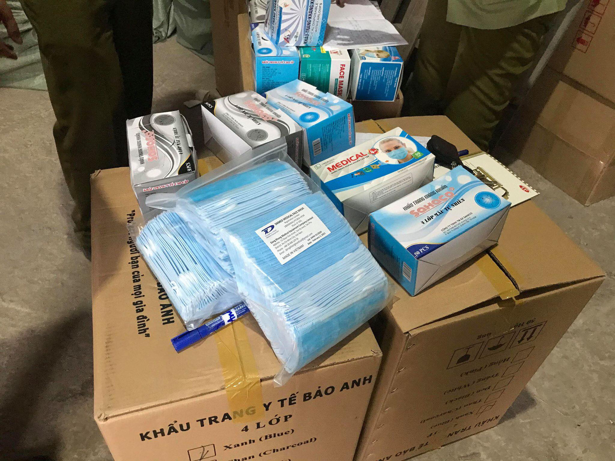 Quản l&yacute; thị trường TP HCM đ&aacute;nh &uacute;p đầu nậu chuẩn bị đưa 1 triệu khẩu trang ra nước ngo&agrave;i - Ảnh 2.