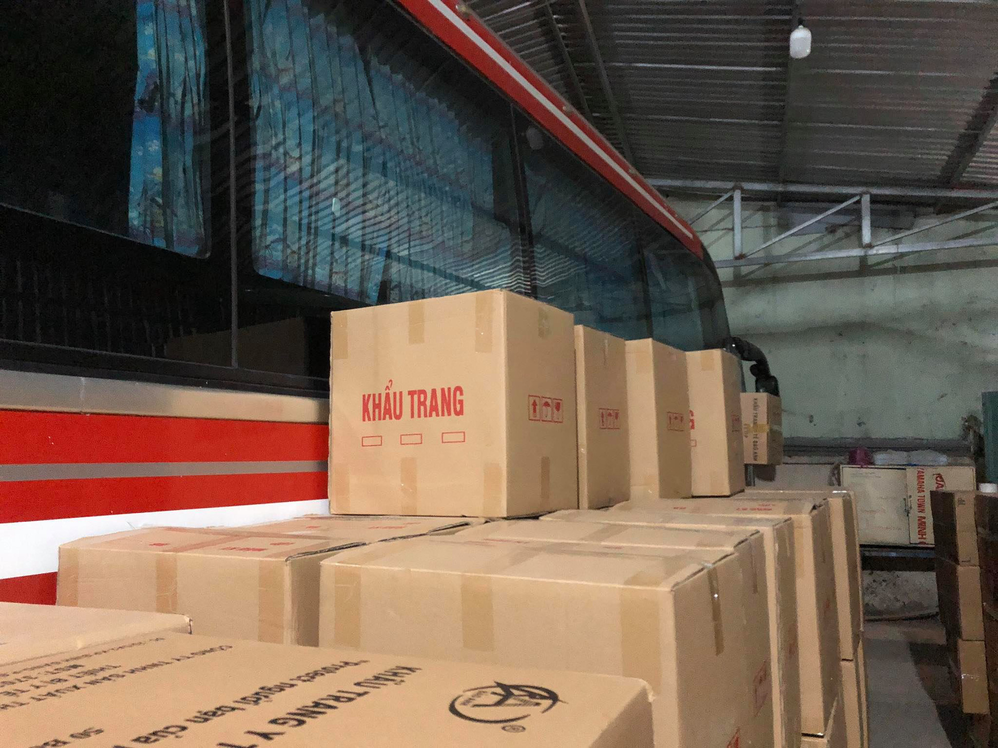 Quản l&yacute; thị trường TP HCM đ&aacute;nh &uacute;p đầu nậu chuẩn bị đưa 1 triệu khẩu trang ra nước ngo&agrave;i - Ảnh 3.