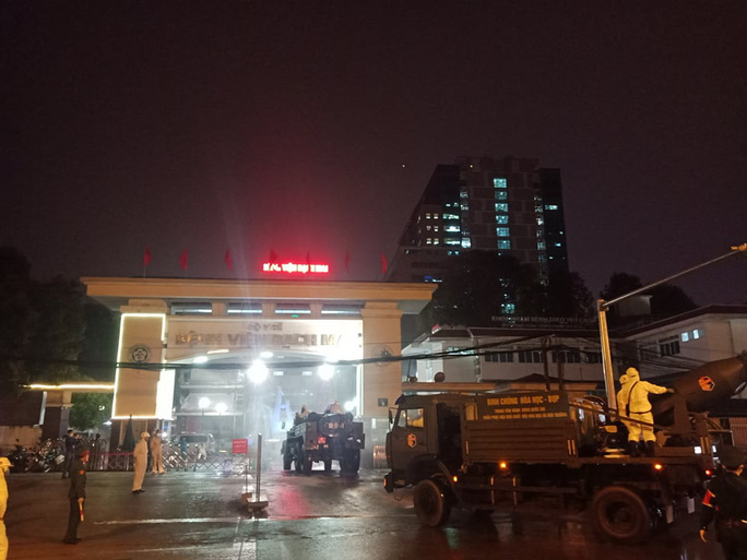 Nh&acirc;n vi&ecirc;n y tế kh&ocirc;ng được ra khỏi nh&agrave; ảnh hưởng tới việc điều trị 800 bệnh nh&acirc;n nặng tại BV Bạch Mai - Ảnh 2.