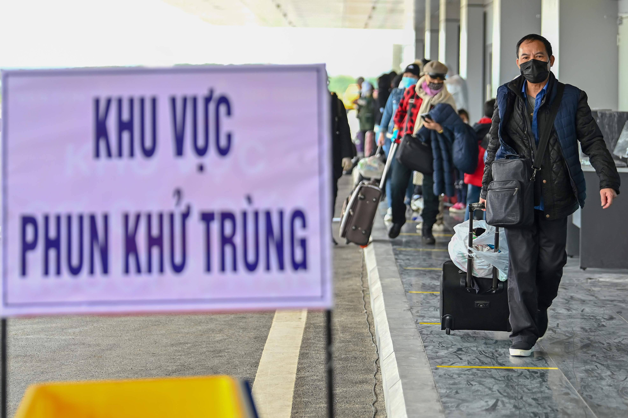 Cận cảnh chuyến bay đặc biệt đưa người Việt Nam từ Ukraine hạ c&aacute;nh tại s&acirc;n bay V&acirc;n Đồn - Ảnh 2.