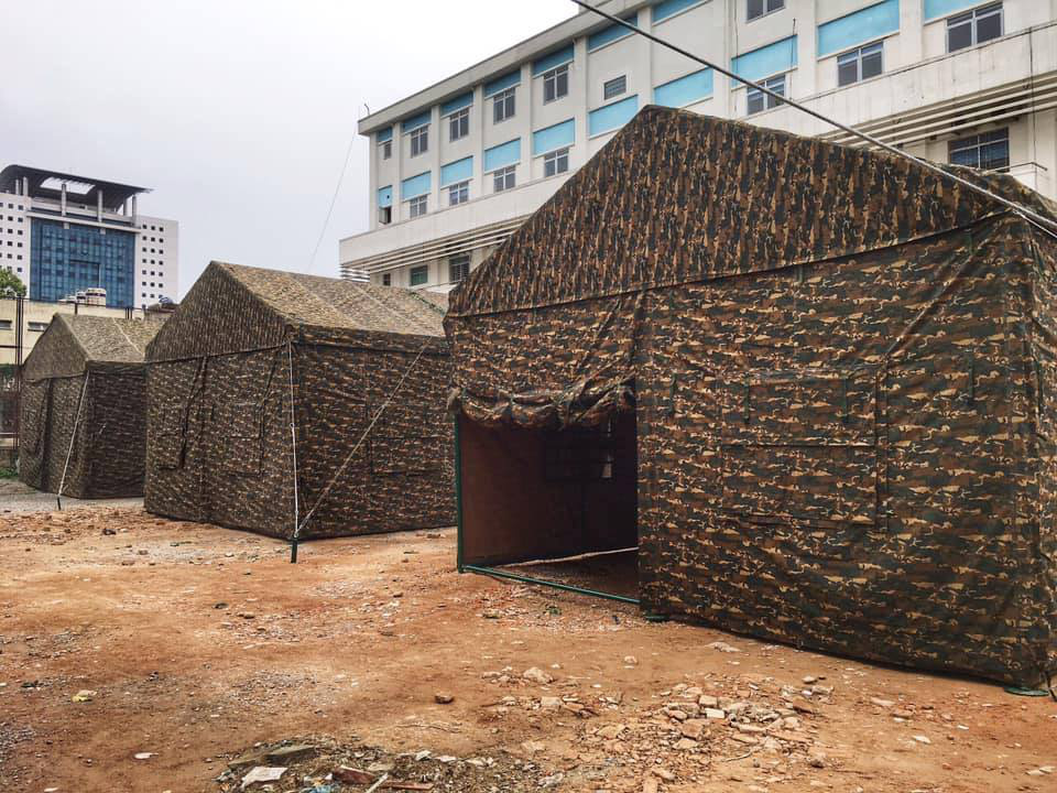 Quân đội dựng bệnh viện dã chiến trong Bệnh viện Bạch Mai - Ảnh 6.