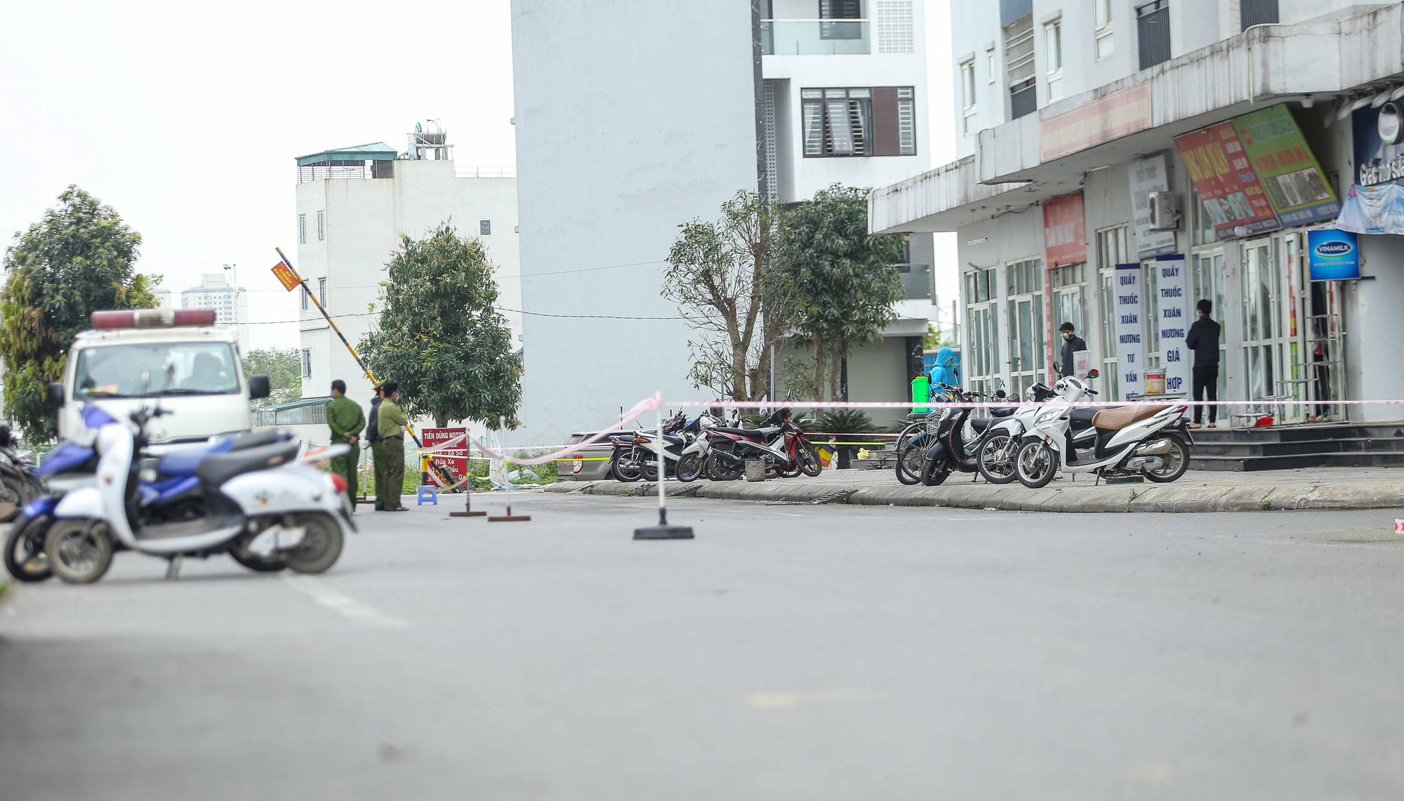 CLIP: Cặp vợ chồng dương t&iacute;nh với SARS-CoV-2, cả t&ograve;a nh&agrave; chung cư bị phong tỏa - Ảnh 4.