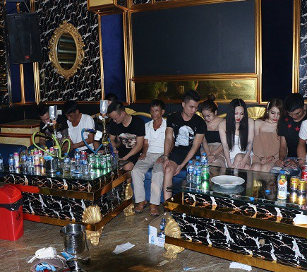 Bất chấp lệnh cấm vào quán karaoke hát, 11 nam nữ thanh niên phải cách ly 14 ngày