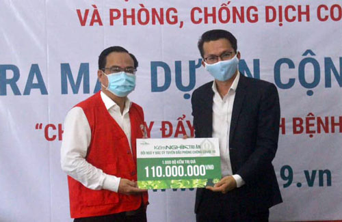 Tặng 1.000 bộ kềm cho y, bác sĩ chống dịch bệnh
