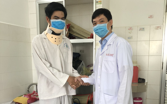 CLIP: Bệnh nhân đầu tiên ở ĐBSCL được thay đĩa đệm nhân tạo cột sống cổ