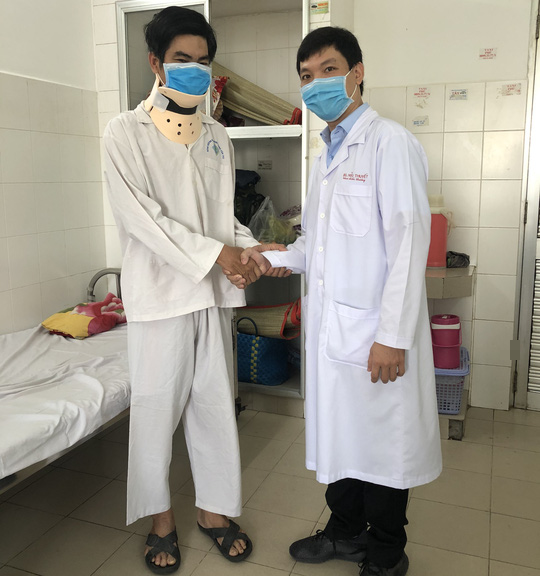 CLIP: Bệnh nh&acirc;n đầu ti&ecirc;n ở ĐBSCL được thay đĩa đệm nh&acirc;n tạo cột sống cổ - Ảnh 3.