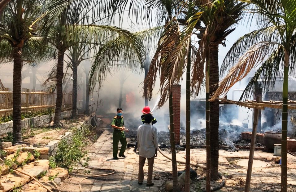 Cháy lớn thiêu rụi 2 nhà hàng, quán bar ở Phan Thiết
